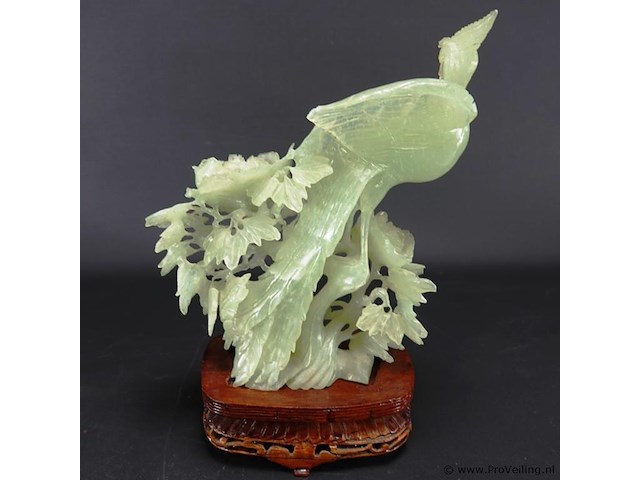 Handgesneden jade paradijsvogel met pioenen op rozenhouten basement - afbeelding 4 van  5