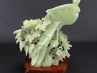 Handgesneden jade paradijsvogel met pioenen op rozenhouten basement - afbeelding 4 van  5