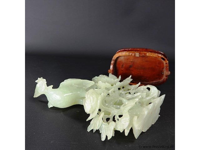 Handgesneden jade paradijsvogel met pioenen op rozenhouten basement - afbeelding 5 van  5