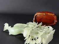 Handgesneden jade paradijsvogel met pioenen op rozenhouten basement - afbeelding 5 van  5