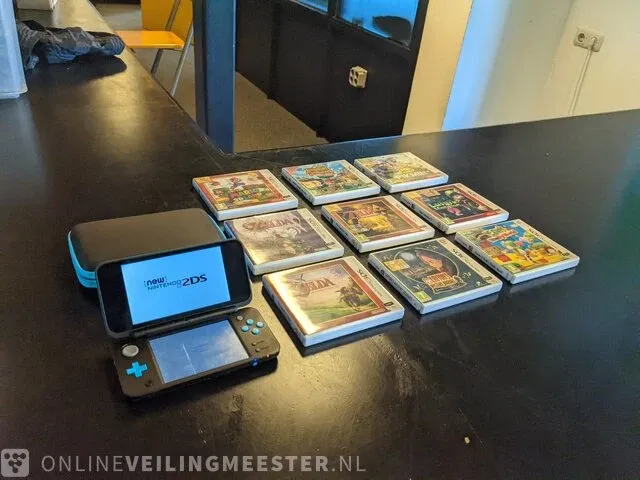 Handheld game console met 9x game nintendo, 2ds xl, bouwjaar 2018 - afbeelding 1 van  41
