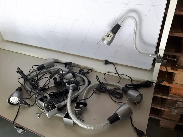 Handige klemspotjes met stekker en schakelaar, 7 stuks, sommige met ledlampje - afbeelding 1 van  3