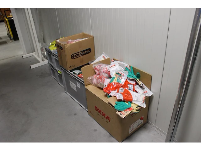 Handschoenen in diverse uitvoeringen in 5 kratten en 4 dozen. - afbeelding 1 van  4