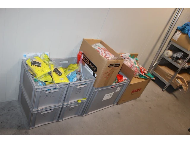 Handschoenen in diverse uitvoeringen in 5 kratten en 4 dozen. - afbeelding 2 van  4