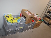 Handschoenen in diverse uitvoeringen in 5 kratten en 4 dozen. - afbeelding 2 van  4