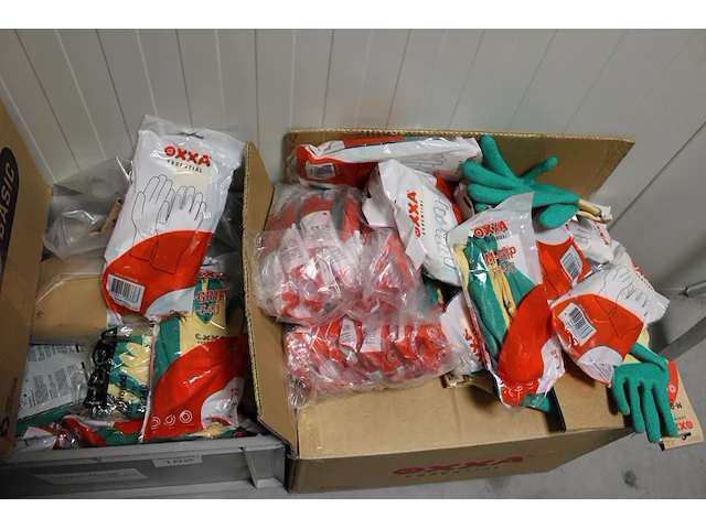 Handschoenen in diverse uitvoeringen in 5 kratten en 4 dozen. - afbeelding 4 van  4