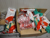 Handschoenen in diverse uitvoeringen in 5 kratten en 4 dozen. - afbeelding 4 van  4