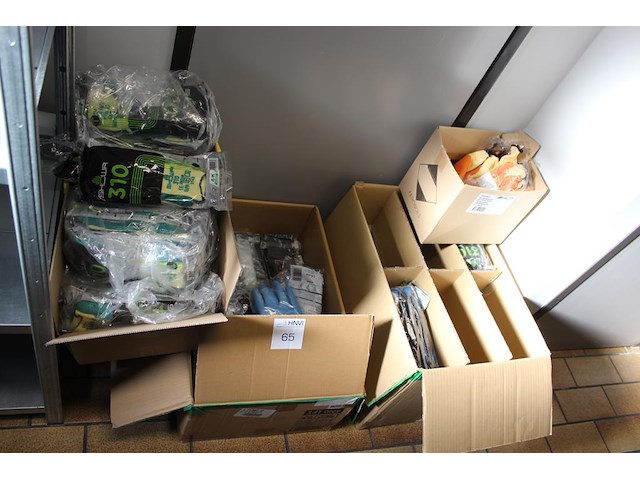 Handschoenen in drie dozen, diverse maten en uitvoeringen. - afbeelding 1 van  4