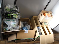 Handschoenen in drie dozen, diverse maten en uitvoeringen. - afbeelding 1 van  4