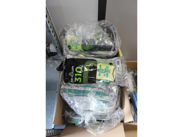 Handschoenen in drie dozen, diverse maten en uitvoeringen. - afbeelding 2 van  4