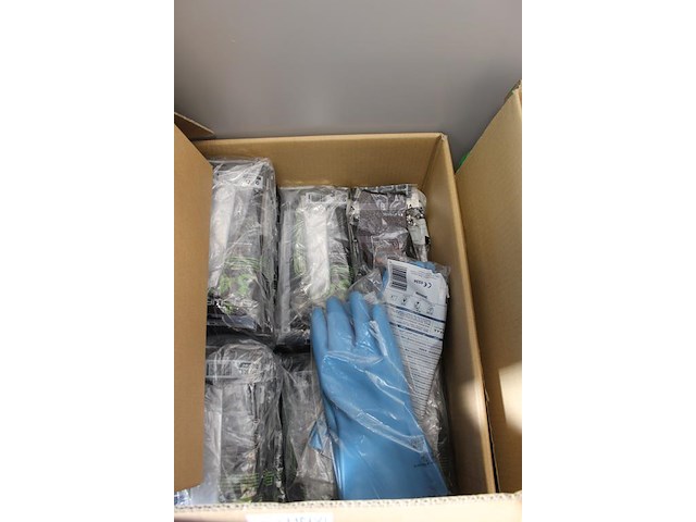 Handschoenen in drie dozen, diverse maten en uitvoeringen. - afbeelding 3 van  4