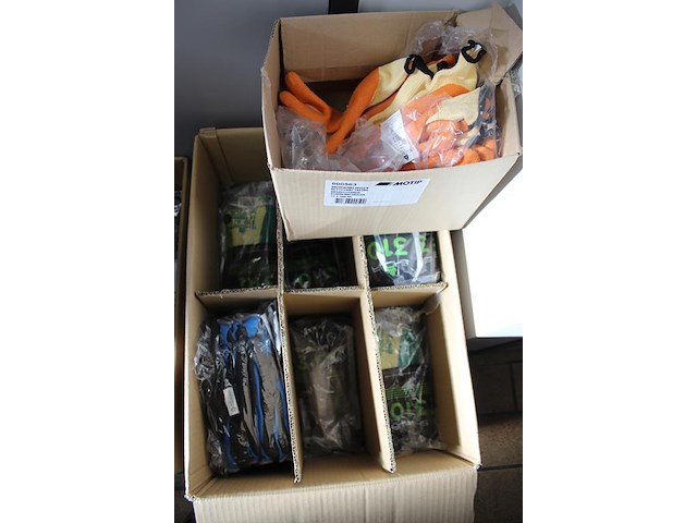 Handschoenen in drie dozen, diverse maten en uitvoeringen. - afbeelding 4 van  4