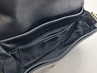 Handtas chanel, medium enchained boy bag - afbeelding 3 van  14