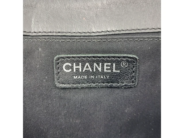 Handtas chanel, medium enchained boy bag - afbeelding 4 van  14