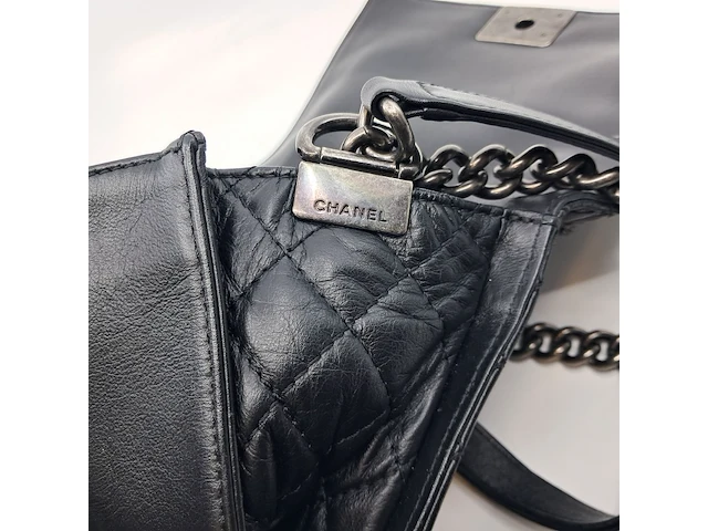 Handtas chanel, medium enchained boy bag - afbeelding 6 van  14