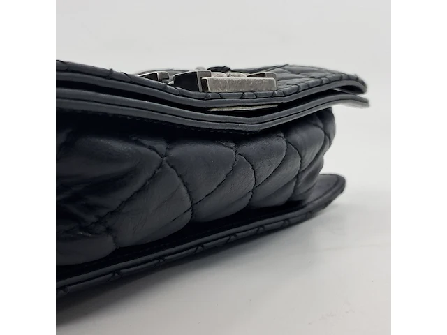 Handtas chanel, medium enchained boy bag - afbeelding 12 van  14