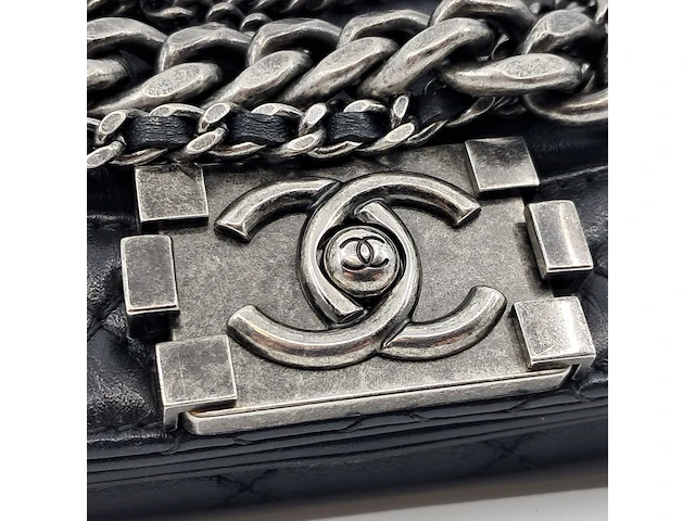 Handtas chanel, medium enchained boy bag - afbeelding 13 van  14