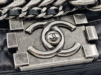 Handtas chanel, medium enchained boy bag - afbeelding 13 van  14