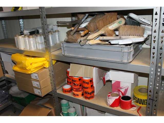 Handveger en blik, tape, ldpe zakken, sealfolie, handschoenen en gezichtsbeschermers in 2 stellingen. let o... - afbeelding 4 van  5