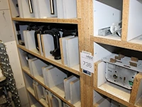 Hang- en sluitwerk waaronder sloten, deurklinken, deurknoppen, enz. in twee kastdelen. - afbeelding 1 van  2