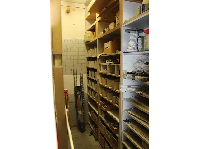 Hang- en sluitwerk waaronder sloten, deurklinken, deurknoppen, enz. in twee kastdelen. - afbeelding 2 van  2
