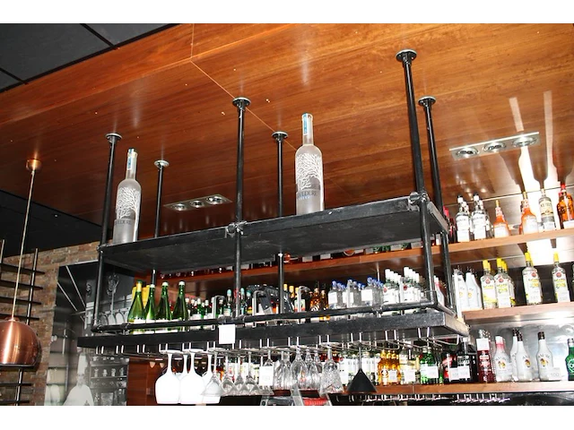 Hang flessenrek met 2 planken en 13 glasbeugels. afmeting 162 x 51 x 105 cm. - afbeelding 1 van  3