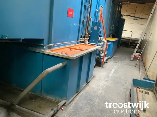 Hangbaan met voorbehandelingslijn en moffel/droogovens - afbeelding 4 van  23