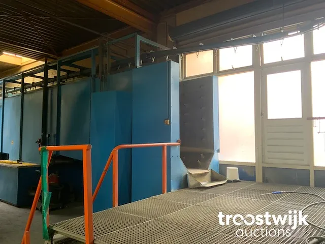 Hangbaan met voorbehandelingslijn en moffel/droogovens - afbeelding 7 van  23