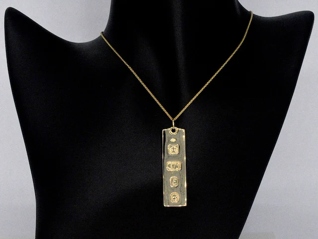 Hanger in de vorm van een goudbaar met officiële stempels, excl. ketting - afbeelding 1 van  8