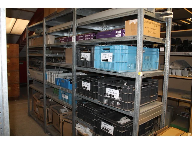Hanglampen, led-panelen, bekabeling, stekkerdozen, transformators, led-strips, speakers, enz. in en op drie... - afbeelding 1 van  6