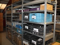 Hanglampen, led-panelen, bekabeling, stekkerdozen, transformators, led-strips, speakers, enz. in en op drie... - afbeelding 1 van  6