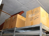 Hanglampen, led-panelen, bekabeling, stekkerdozen, transformators, led-strips, speakers, enz. in en op drie... - afbeelding 2 van  6