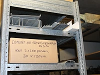 Hanglampen, led-panelen, bekabeling, stekkerdozen, transformators, led-strips, speakers, enz. in en op drie... - afbeelding 3 van  6