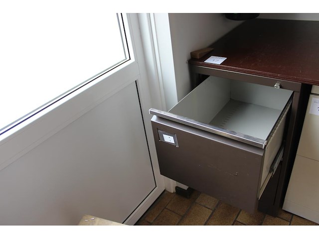 Hangmappenkast met twee lades en dekblad. afmeting dekblad 100 x 73cm. hoogte kast 76cm. - afbeelding 3 van  3