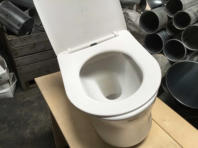 Hangtoilet - toiletpot - afbeelding 2 van  5