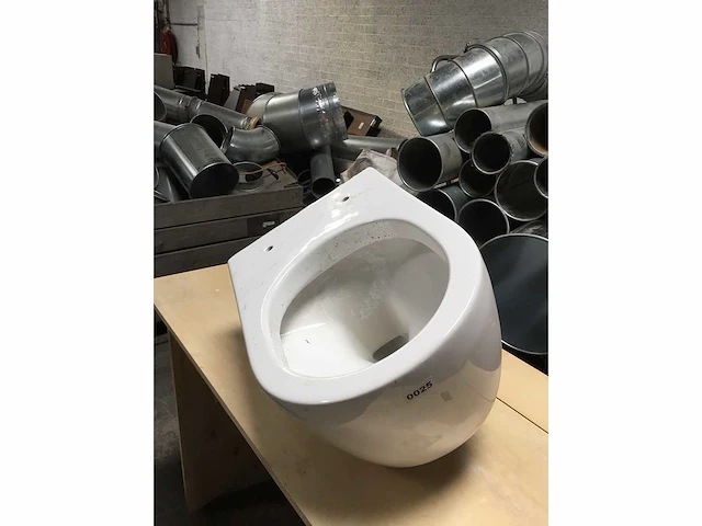 Hangtoilet - toiletpot - afbeelding 3 van  4