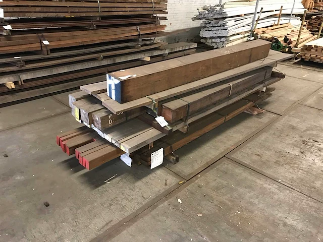 Hardhout balken en planken (40x) - afbeelding 1 van  4