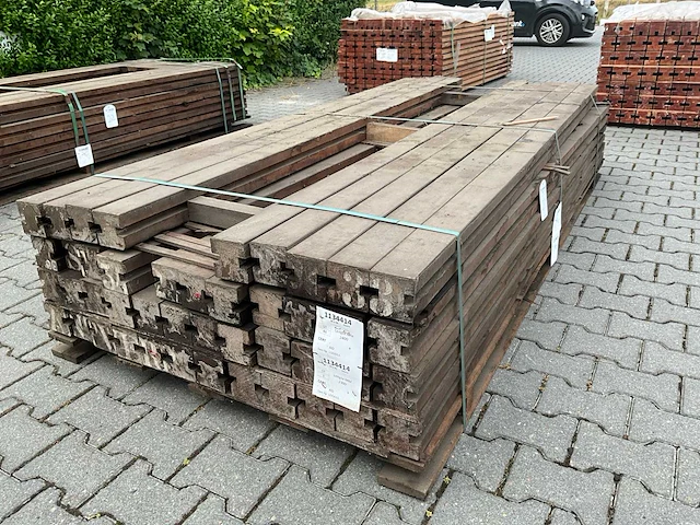 Hardhout schuttingpaal (2400x90x90mm) (44x) - afbeelding 1 van  3