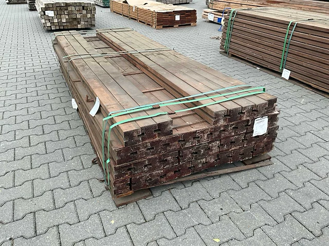 Hardhout schuttingpaal (2700x90x90mm) (44x) - afbeelding 1 van  4