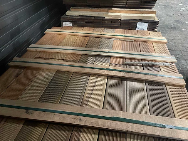 Hardhout tegelhout 550-1050x97x17mm (596x) - afbeelding 1 van  3