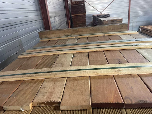Hardhout tegelhout 550-1050x97x17mm (800x) - afbeelding 1 van  3