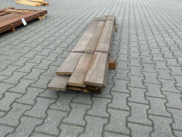 Hardhout vlonderplank (2150-2450x140x28mm) (10x) - afbeelding 1 van  3