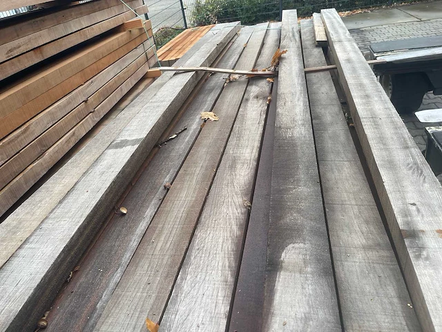 Hardhouten balken fijnbezaagd 2750-4000x100x50mm (93x) - afbeelding 1 van  3