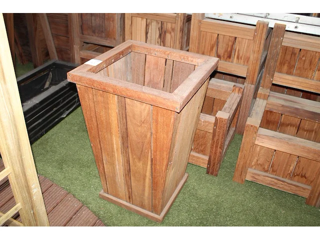 Hardhouten bloembak. afmeting 60 x 60 x91 cm. - afbeelding 1 van  3