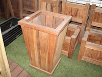 Hardhouten bloembak. afmeting 60 x 60 x91 cm. - afbeelding 1 van  3