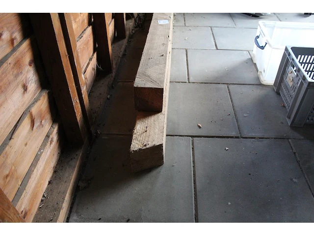 Hardhouten douglas balken 14 x 14cm. 3 stuks in 3 verschillende lengtes, ca 250 x 280 en 215cm - afbeelding 2 van  3
