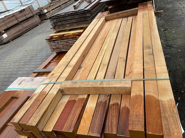 Hardhouten palen fijnbezaagd 70x70mm, lengte 250cm (58x) - afbeelding 1 van  3