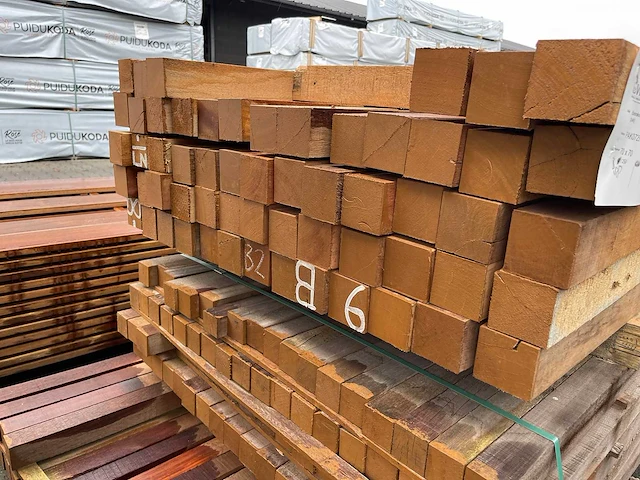 Hardhouten palen fijnbezaagd 70x70mm, lengte 250cm (58x) - afbeelding 3 van  3