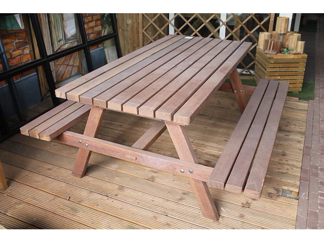 Hardhouten picknicktafel. afmeting totaal 180 x 167 cm. - afbeelding 2 van  2