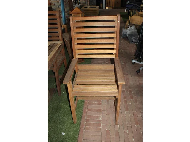 Hardhouten tuinset bestaande tafel en vier stoelen met leuning, tafel 139 x 94 x 76 cm. - afbeelding 4 van  4